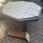 Oude tafel van hout en tegels