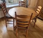 Eetkamertafel en stoelen