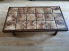 Stevige retro eiken tafel met bruin-beige plavuizen