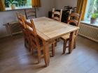 Eettafel met stoelen