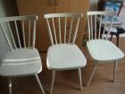 3 witte stoelen